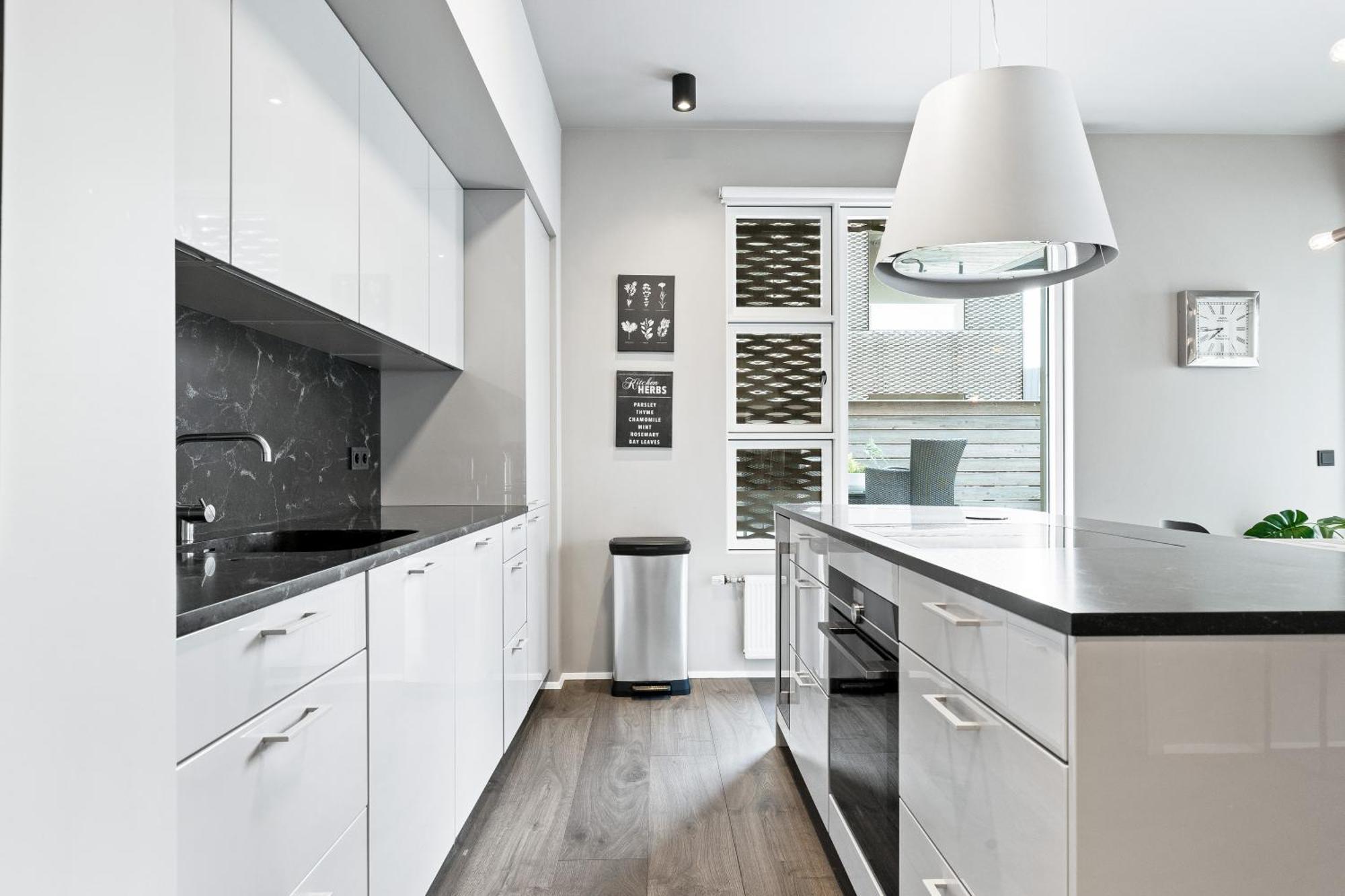 Vibrant Hafnatorg I Spacious Property With Expansive Garage ريكيافيك المظهر الخارجي الصورة